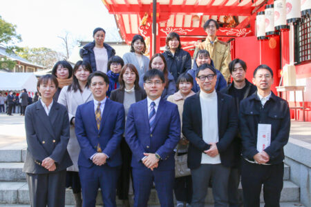 L-planningとTHINK-DO.BEのスタッフによる新年祈願の集合写真